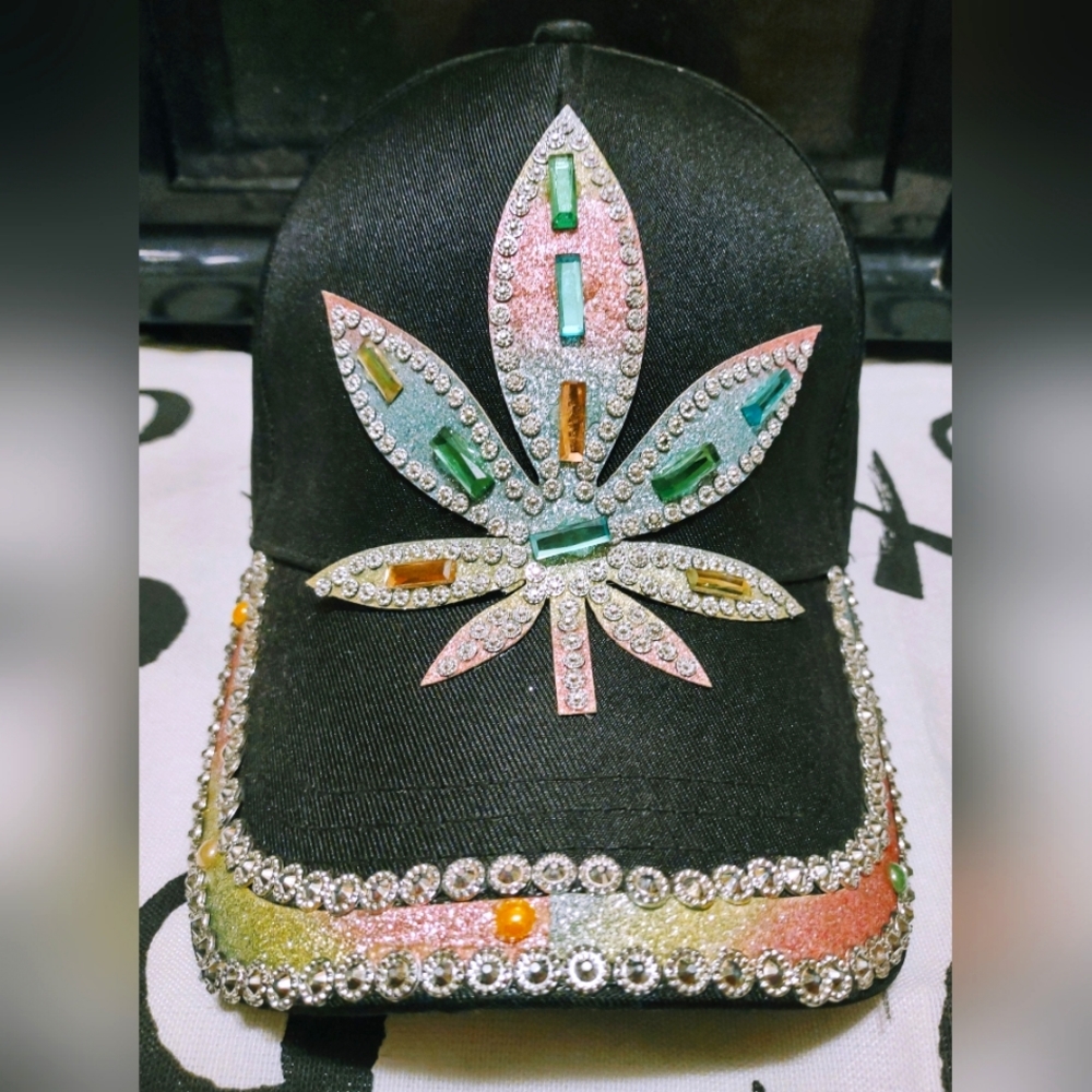 Sparkly Woman's hat with lid.Has a beautiful colorful leaf on it 😘